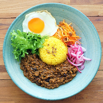 キーマカレーとレモンのラッシー