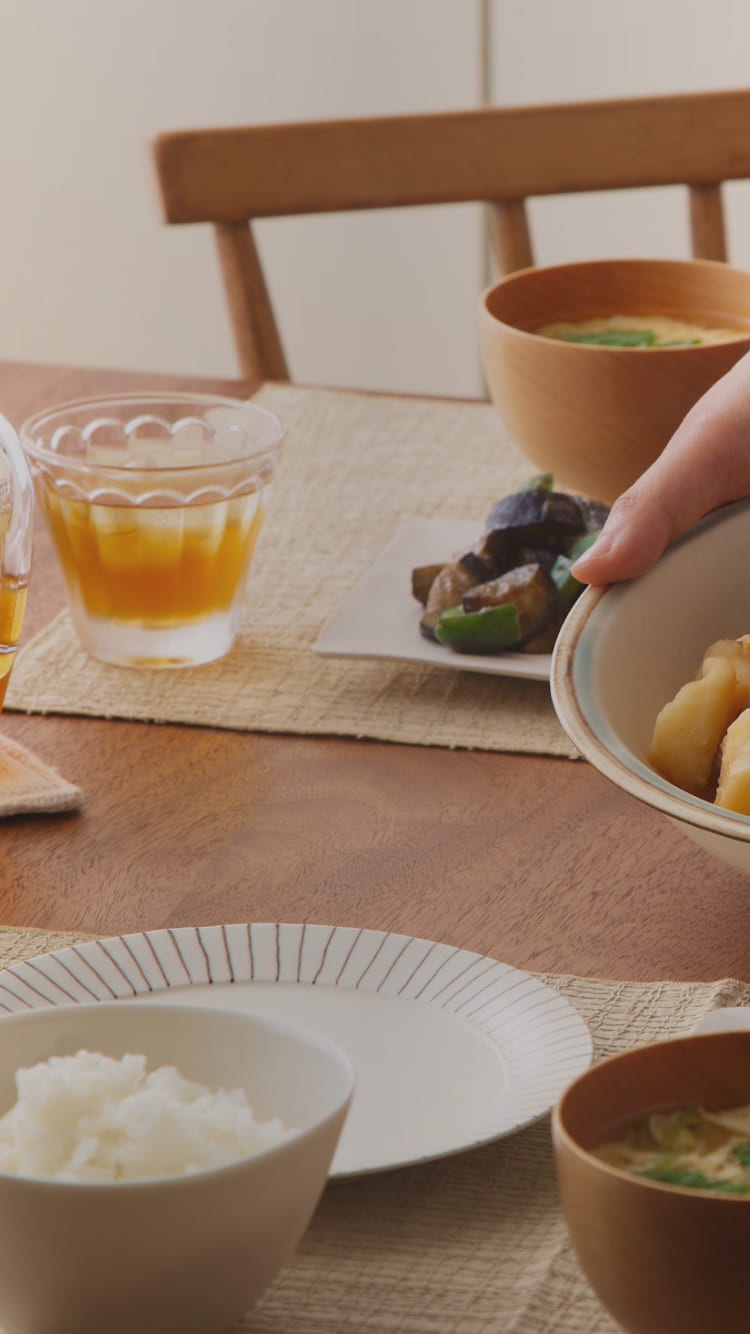 食卓に並ぶ料理