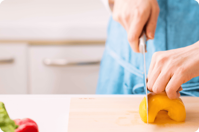 料理をする手元の写真
