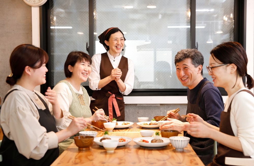 実習生と先生の画像
