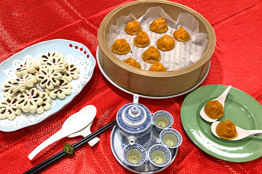 人気の中華料理店・頤和園の点心師に習う、チーズ入り小籠包とお花のパイ菓子