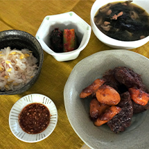 韓国の定番ごはん～カルビチム風煮込み、わかめスープ、もやしごはん、きゅうりのキムチ～