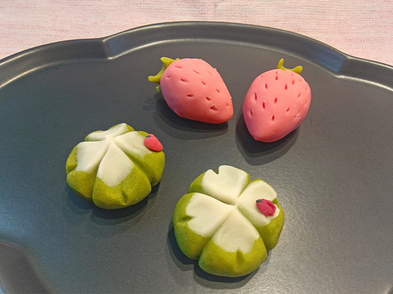 季節のねりきり　四つ葉のクローバー＆いちご