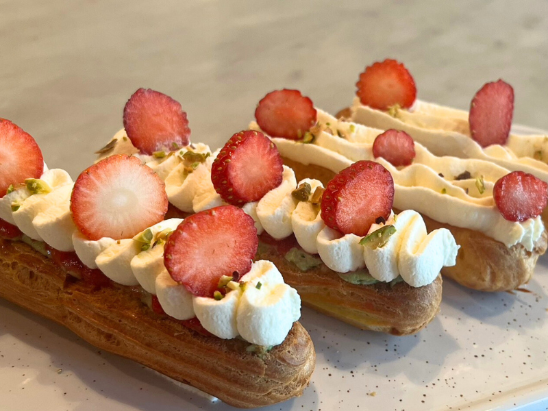 【4月開催】[PLAIN]パティシエ 野崎笑子先生に習うスペシャルスイーツ「いちごとピスタチオのエクレア」