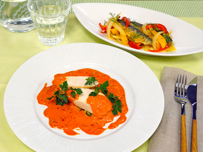 【5月開催】[アムール]後藤祐輔シェフのシンプルフレンチ 「鶏むね肉のしっとりロースト なすのキャビア風 パプリカクリームのソース」「イワシのエスカベッシュ 新たまねぎのハーブマリネ」